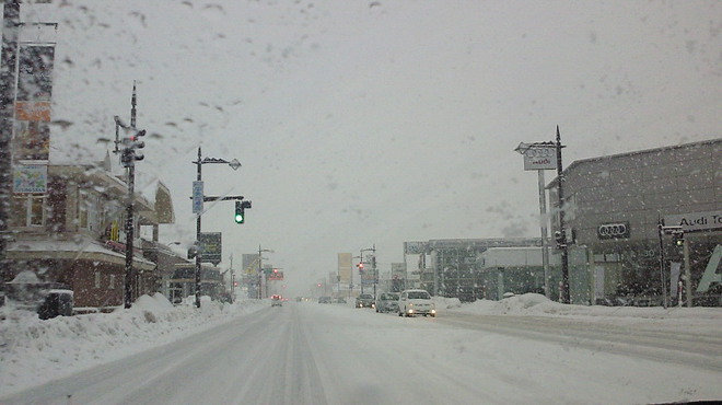 本日は、富山県のお客様への機械搬入日です。

現地に向かう道路は、雪だらけです。幸い搬入時は雪は止んでいましたので何事もなく設置場所まで運べました。

それにしてもすごい雪でした。愛媛県に住む私たちにとっては貴重な体験です。

この時期になると道路の雪かきや屋根の雪おろしは当たり前だそうですが、たいへんな作業だと思います。

今日から一週間、生産立会いまでこちらにお伺いしますが雪道になれていませんので車の運転には充分注意したいと思います。